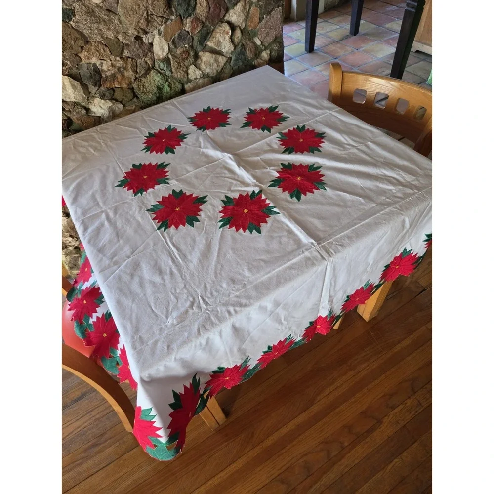 Poinsettas 66 Round Tablecloth White Red & Green Scalloped Edge 8 Napkins Retro